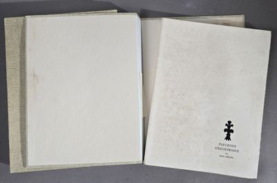 deux livres sont posés l'un à côté de l'autre sur une table
