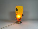 une lampe posée sur une table et munie d'un cordon