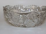 un saladier en verre transparent orné d'un motif en forme d'étoile