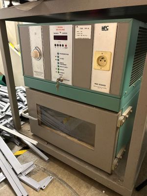 une machine posée par terre à côté d'un tas de métal
