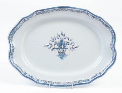 une assiette bleue et blanche ornée d'un motif floral
