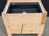 une boîte en bois contenant un réservoir noir