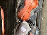 une caisse à outils noire et orange contenant des outils