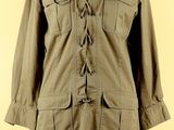 une image d'une veste de femme sur un mannequin