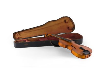 un étui à violon contenant un violon, sur fond blanc