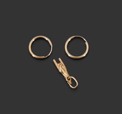 une paire de boucles d'oreilles créoles en or et un fermoir en or