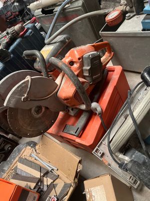 une pile d'outils posés sur le sol
