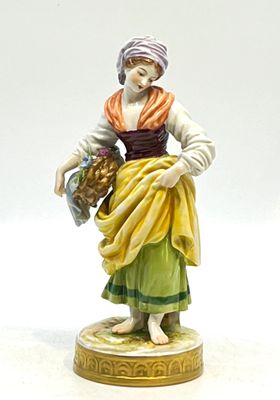 une figurine représentant une femme tenant un panier de fleurs