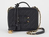 un sac Chanel noir matelassé, avec des finitions dorées et une chaîne