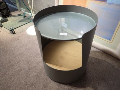 une table noire avec un plateau en verre et une étagère en bois