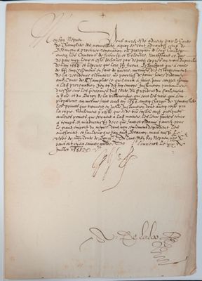un vieux document écrit posé sur une table