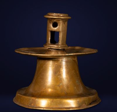 une cloche en laiton ancien sur fond bleu foncé