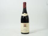 une bouteille de vin posée sur une table