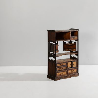 un petit meuble en bois avec des tiroirs et d'autres tiroirs au-dessus