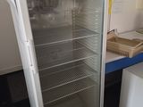 un réfrigérateur blanc posé dans un coin de la pièce