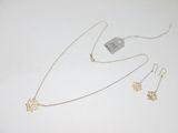 un ensemble composé d'un collier et de boucles d'oreilles en or