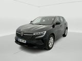un SUV noir garé dans une pièce blanche sur fond blanc