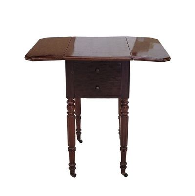 TABLE TRAVAILLEUSE à plateau dépliant muni de quatre tiroirs…