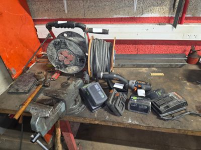 de nombreux outils posés sur un établi dans un garage
