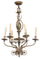 Grand lustre à six lumières en métal argenté, le fut orné de…
