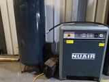 un chauffe-eau placé à côté d'un réservoir d'eau dans un garage