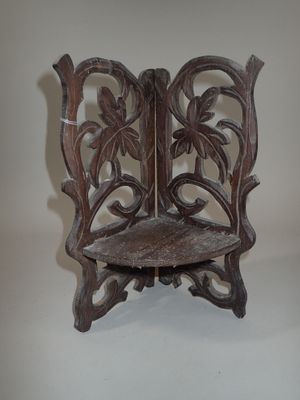 Petite étagère d'angle en pin dans le goût de la Forêt noire…