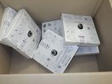 beaucoup de papiers dans une boîte qui en est pleine