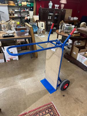 un chariot à roulettes au milieu d'une pièce remplie de meubles