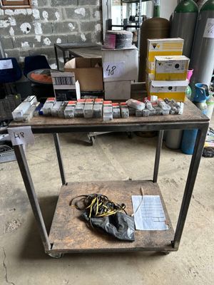 une table sur laquelle sont posés plusieurs objets