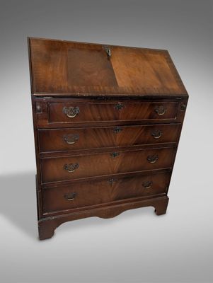 un vieux bureau en bois avec des tiroirs et des tiroirs sur le dessus