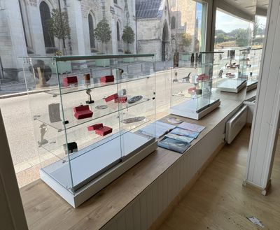 une vitrine en verre contenant de nombreux objets