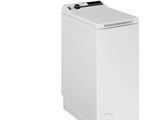 une machine à laver blanche posée sur un comptoir blanc