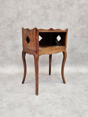 l'image d'une petite table en bois surmontée d'un tiroir