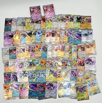 plusieurs types de cartes pokemon sur la table
