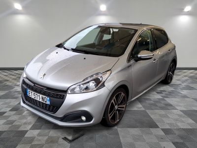la voiture argentée est garée dans le garage sur le sol en damier