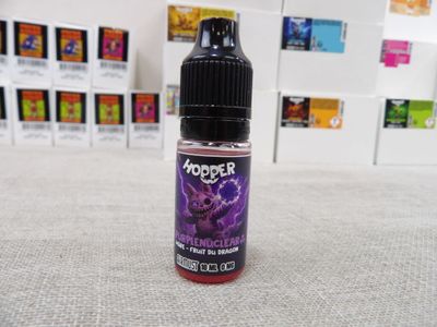 une bouteille contenant un liquide violet posée sur une table