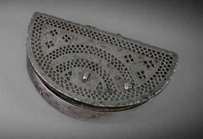 une boîte en argent ornée d'un motif