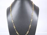 gros plan d'un collier sur un mannequin sur fond blanc