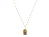 un collier plaqué or avec un pendentif en pierre rose, monté sur une chaîne en or