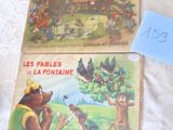 Trois livres pour enfants sont posés sur une table, accompagnés d'une étiquette de prix