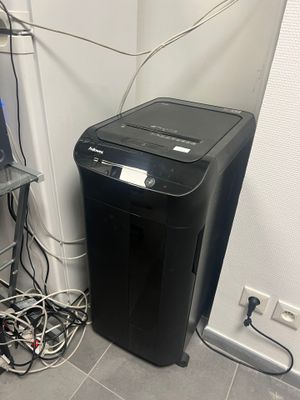 une image représentant un ordinateur et une imprimante dans une pièce