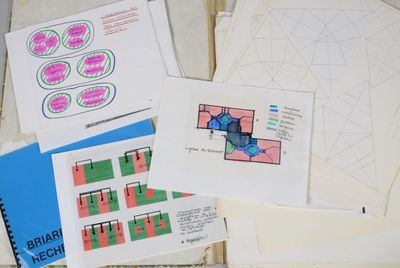 une pile de papiers qui traîne par terre