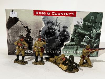 figurines représentant un groupe de petits soldats, avec une boîte en arrière-plan