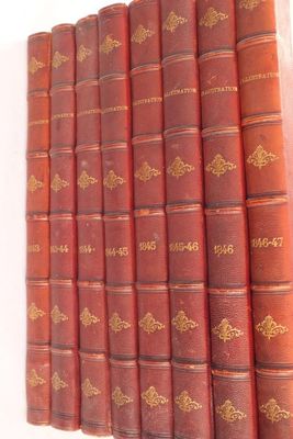 plusieurs vieux livres sont empilés sur une étagère