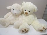 deux oursons blancs assis sur une table blanche