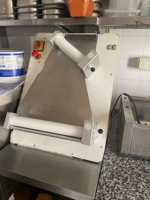 un appareil qui se trouve dans une cuisine, à côté d'un plan de travail