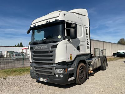 un camion blanc garé dans un parking