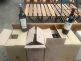 des bouteilles de vin posées sur une boîte en carton, sur une table