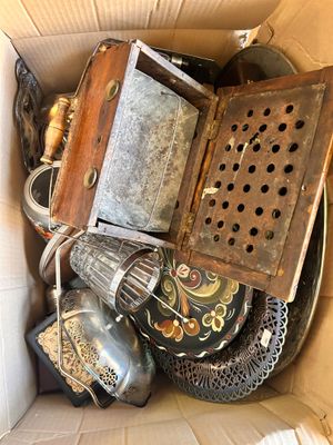 une boîte remplie d'objets divers