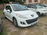 de nombreuses voitures garées en rangée dans un parking